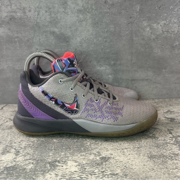 Nike Kyrie Flytrap II Basketball Shoes Womens sz 7.5 - grey/purple - Picture 1 of 6